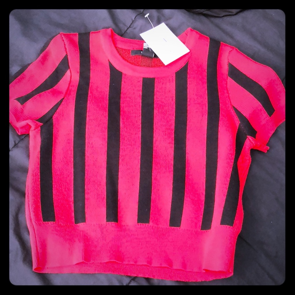 Sweater top/short sleeve shirt.